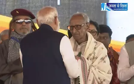 PM मोदी ने लिया वरिष्ठ भाजपा कार्यकर्ता माखनलाल सरकार का आशीर्वाद PM मोदी ने लिया वरिष्ठ भाजपा कार्यकर्ता माखनलाल सरकार का आशीर्वाद