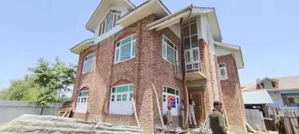 Anantnag में 6.5 करोड़ रुपये की ड्रग्स की संपत्ति कुर्क: पुलिस Anantnag में 6.5 करोड़ रुपये की ड्रग्स की संपत्ति कुर्क: पुलिस