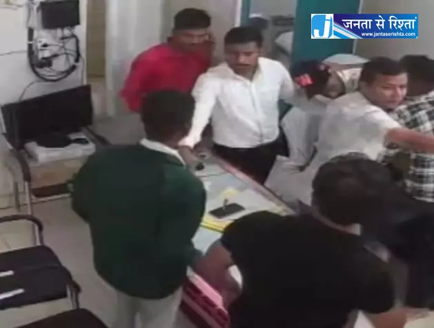 नगर पंचायत में मारपीट, एकाउंटेंट ने इंजीनियर के खिलाफ लिखवाई रिपोर्ट नगर पंचायत में मारपीट, एकाउंटेंट ने इंजीनियर के खिलाफ लिखवाई रिपोर्ट