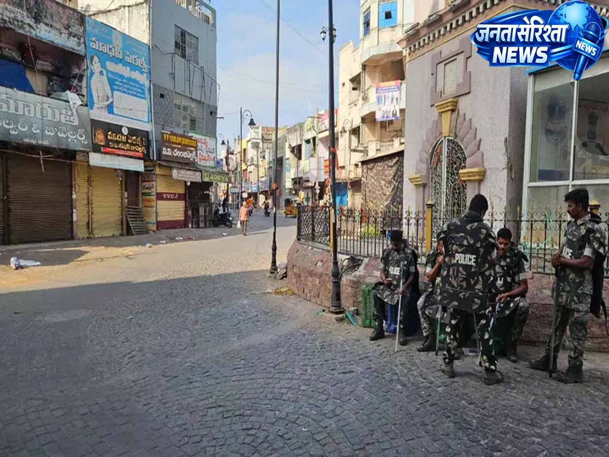 Karimnagar में पूर्ण बंद के कारण बीआरएस नेता नजरबंद Karimnagar में पूर्ण बंद के कारण बीआरएस नेता नजरबंद