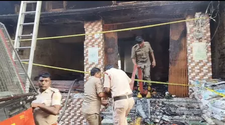 जनरल स्टोर में 3 लोग जिंदा जले, आगजनी की घटना जनरल स्टोर में 3 लोग जिंदा जले, आगजनी की घटना