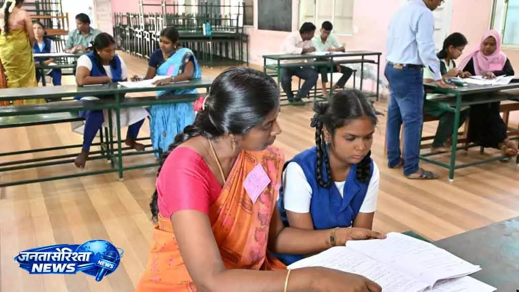 Kancheepuram दृष्टिबाधित बुनकर की बेटी ने प्लस टू परीक्षा में 565 अंक हासिल किए Kancheepuram दृष्टिबाधित बुनकर की बेटी ने प्लस टू परीक्षा में 565 अंक हासिल किए