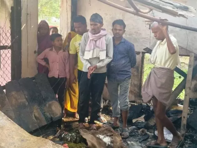 Farrukhabad: संदिग्ध आग में दुकानदार का सब कुछ जलकर राख Farrukhabad: संदिग्ध आग में दुकानदार का सब कुछ जलकर राख