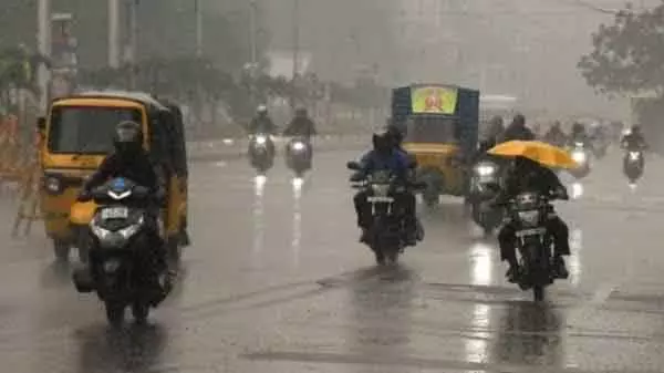 गर्मी की बारिश से चेन्नई के निवासियों को राहत मिली गर्मी की बारिश से चेन्नई के निवासियों को राहत मिली
