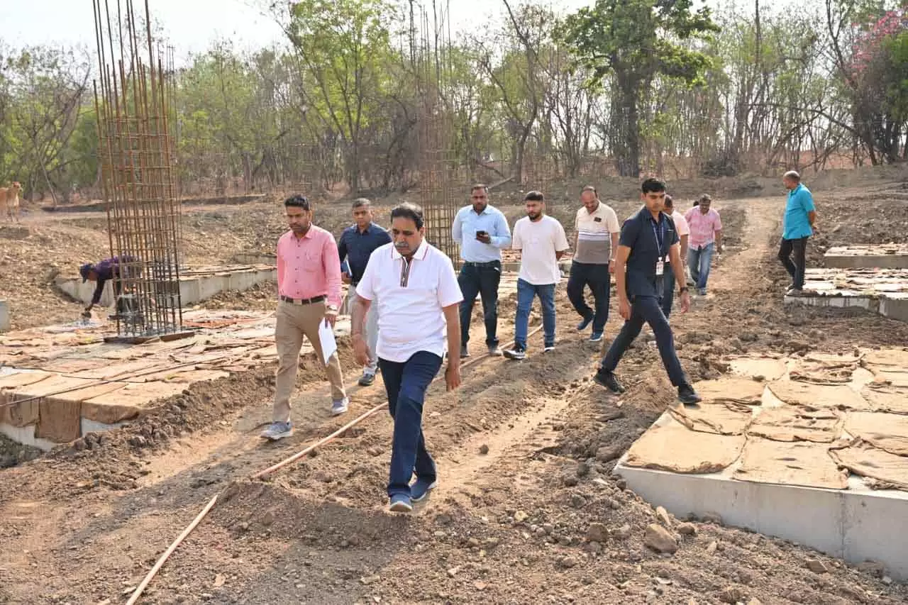 MLA राजेश मूणत ने अधिकारियों को लगाई जमकर फटकार, निर्माण में लापरवाही देखकर भड़के MLA राजेश मूणत ने अधिकारियों को लगाई जमकर फटकार, निर्माण में लापरवाही देखकर भड़के