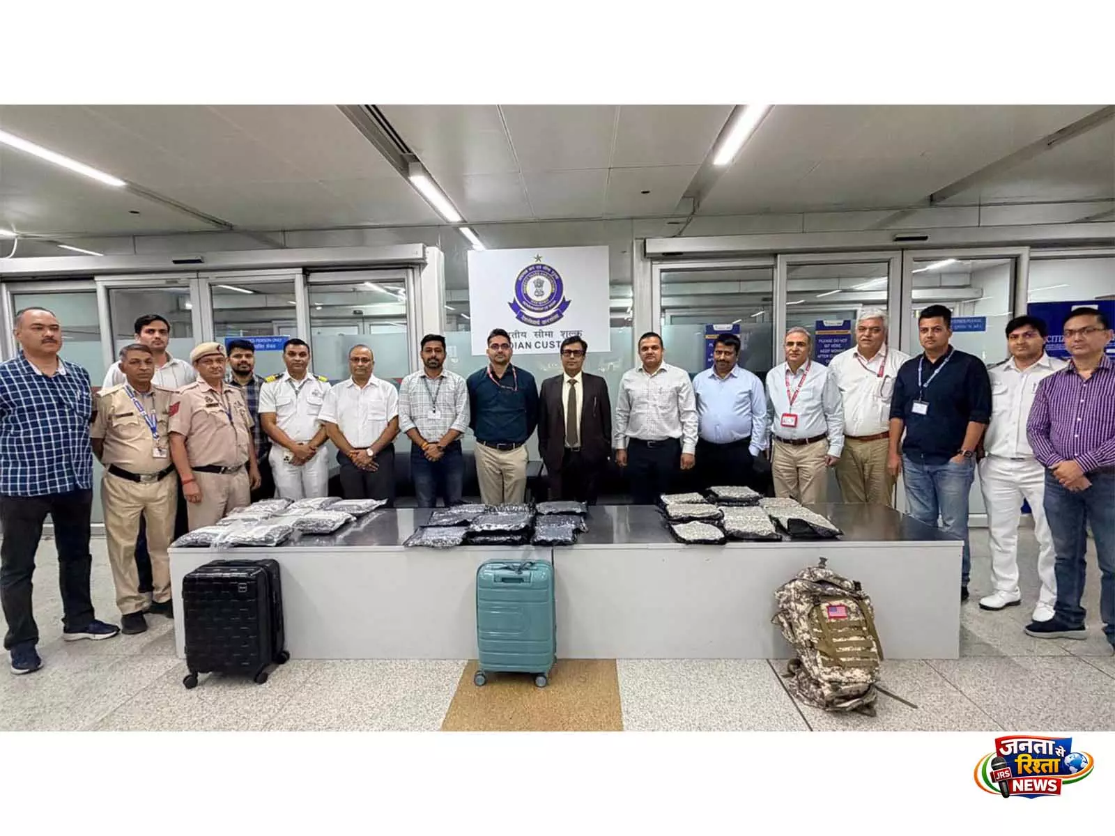 Delhi airport के कस्टम अधिकारियों ने बैंकॉक से आए यात्रियों से 35 करोड़ रुपये की हाइड्रोपोनिक वीड ज़ब्त की Delhi airport के कस्टम अधिकारियों ने बैंकॉक से आए यात्रियों से 35 करोड़ रुपये की हाइड्रोपोनिक वीड ज़ब्त की