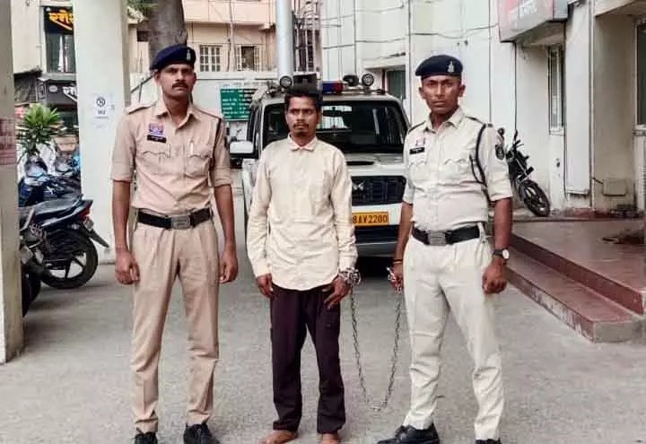 हाथापाई होने पर पत्नी का गला घोंटा, पति को रायपुर पुलिस ने किया गिरफ्तार हाथापाई होने पर पत्नी का गला घोंटा, पति को रायपुर पुलिस ने किया गिरफ्तार