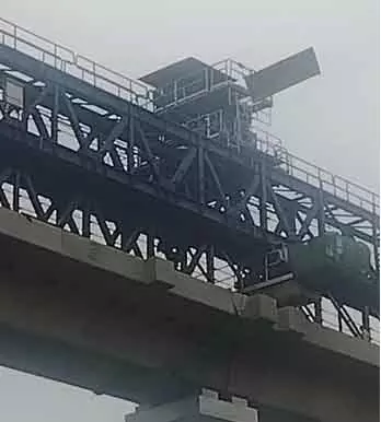 मेट्रो का काम चलते समय बड़ा हादसा, तेज हवा से गिरे लोहे के पत्रे मेट्रो का काम चलते समय बड़ा हादसा, तेज हवा से गिरे लोहे के पत्रे