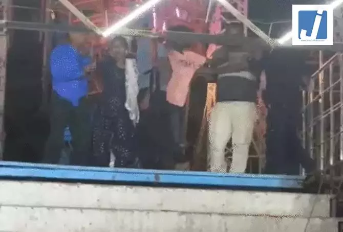 OMG! झूले के विवाद में कर्मचारी ने महिला को मारी लात, वीडियो हुआ वायरल OMG! झूले के विवाद में कर्मचारी ने महिला को मारी लात, वीडियो हुआ वायरल