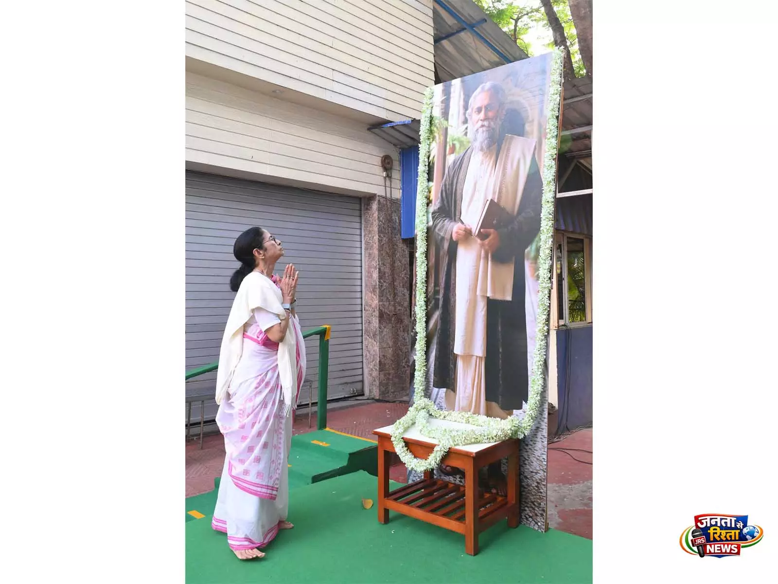 Mamata Banerjee ने आवास पर मनाई रवींद्र जयंती, समारोह पर पाबंदियों का लगाया आरोप Mamata Banerjee ने आवास पर मनाई रवींद्र जयंती, समारोह पर पाबंदियों का लगाया आरोप