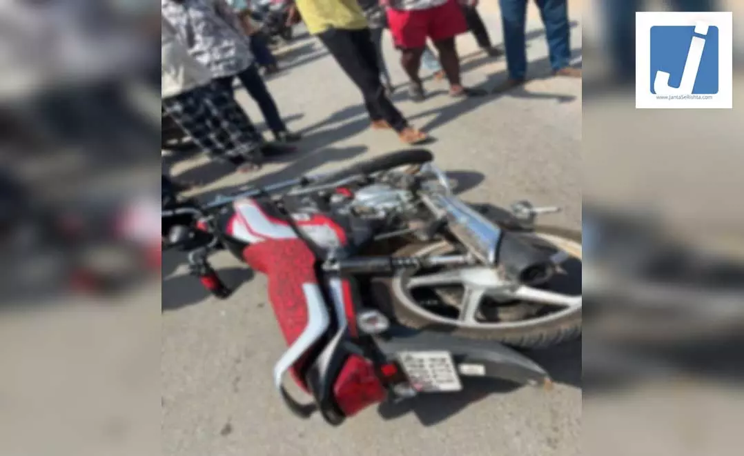 लापरवाही की भेंट चढ़ी जिंदगी: हेडफोन लगाकर बाइक चला रहे युवक को ट्रैक्टर ने मारी टक्कर, दर्दनाक मौत लापरवाही की भेंट चढ़ी जिंदगी: हेडफोन लगाकर बाइक चला रहे युवक को ट्रैक्टर ने मारी टक्कर, दर्दनाक मौत