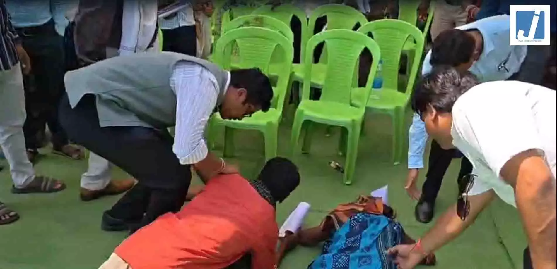 आवास की आस में अधिकारी के चरणों में गिरे पति-पत्नी आवास की आस में अधिकारी के चरणों में गिरे पति-पत्नी
