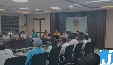रीवा में कलेक्टर और कर्मचारियों के बीच विवाद सुलझा, काम न होने पर तहदीलदार को लगाई थी फटकार रीवा में कलेक्टर और कर्मचारियों के बीच विवाद सुलझा, काम न होने पर तहदीलदार को लगाई थी फटकार