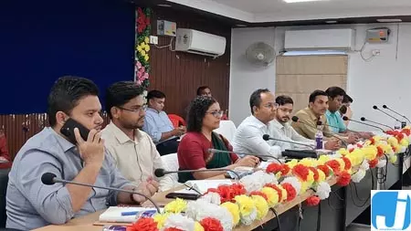 बिहार: नवादा डीएम ने अधिकारियों को दिए जनगणना कार्य में तेजी लाने के निर्देश बिहार: नवादा डीएम ने अधिकारियों को दिए जनगणना कार्य में तेजी लाने के निर्देश