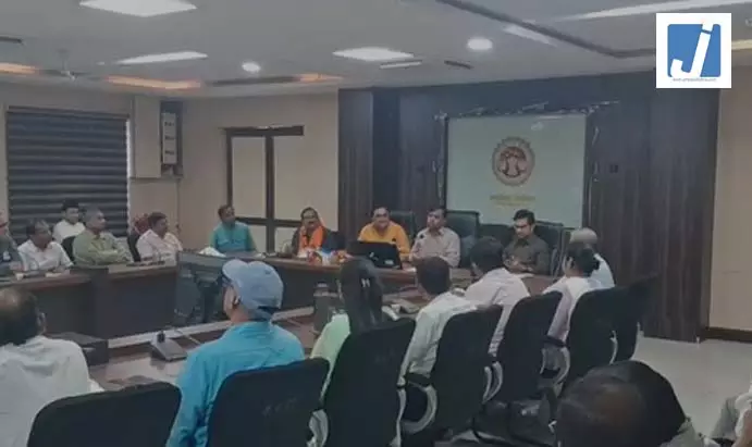 कलेक्टर और कर्मचारियों के बीच विवाद सुलझा, काम न होने पर तहदीलदार को लगाई थी फटकार कलेक्टर और कर्मचारियों के बीच विवाद सुलझा, काम न होने पर तहदीलदार को लगाई थी फटकार