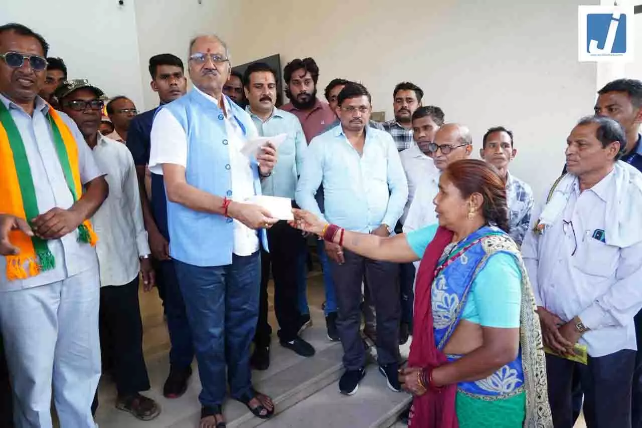 न धन की कमी से रुकेगी पढ़ाई, न इलाज: सांसद बृजमोहन अग्रवाल ने 200 हितग्राहियों को दिए 20 लाख के अनुदान न धन की कमी से रुकेगी पढ़ाई, न इलाज: सांसद बृजमोहन अग्रवाल ने 200 हितग्राहियों को दिए 20 लाख के अनुदान