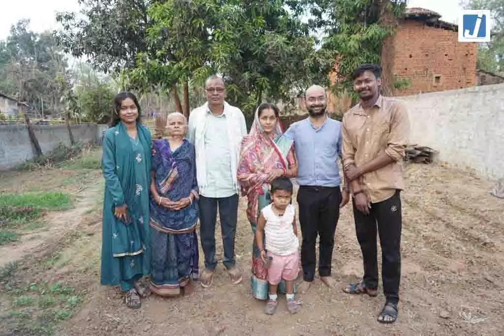 छत्तीसगढ़: तेंदूपत्ता संग्राहक के बेटे अजय गुप्ता बने IFS अफसर छत्तीसगढ़: तेंदूपत्ता संग्राहक के बेटे अजय गुप्ता बने IFS अफसर