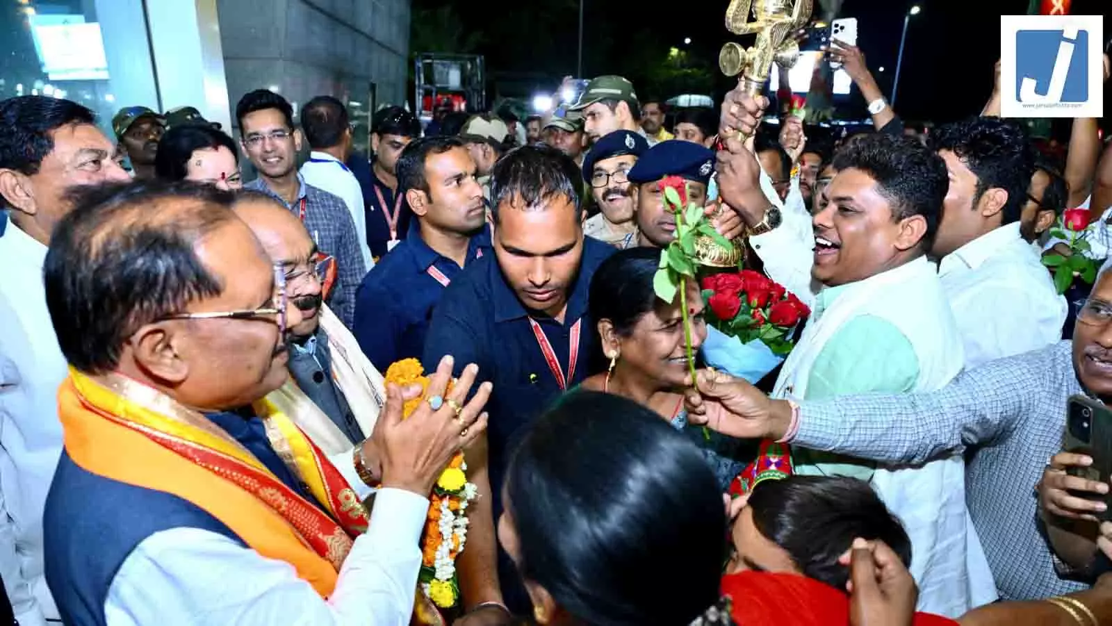 पश्चिम बंगाल में भाजपा की ऐतिहासिक विजय के बाद मुख्यमंत्री विष्णुदेव साय का रायपुर आगमन पर भव्य स्वागत पश्चिम बंगाल में भाजपा की ऐतिहासिक विजय के बाद मुख्यमंत्री विष्णुदेव साय का रायपुर आगमन पर भव्य स्वागत