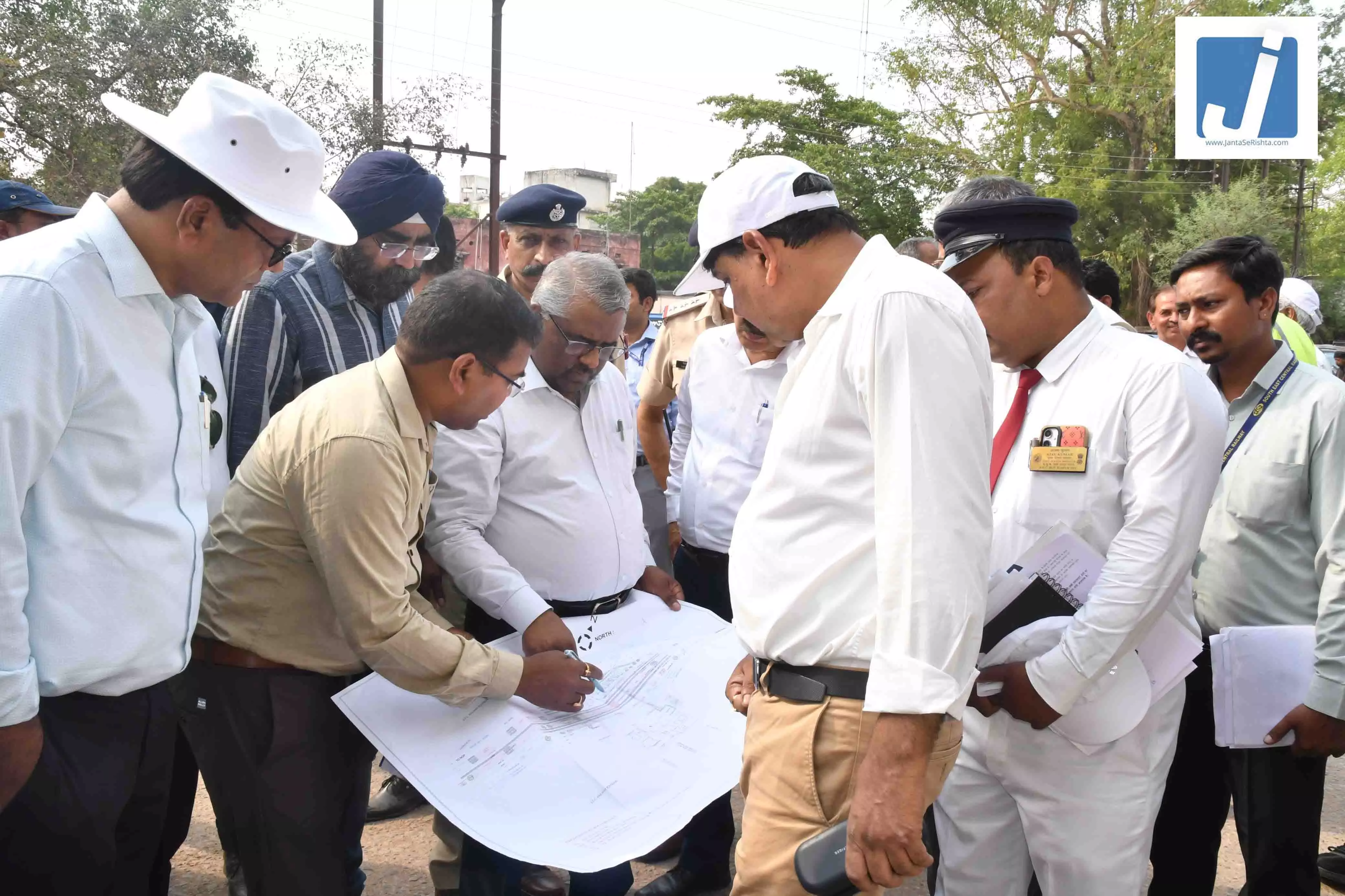 महाप्रबंधक ने स्टेशन री-डेवलपमेंट एवं अमृत भारत योजना के तहत निर्माणाधीन स्टेशनों के कार्यों का निरीक्षण किया महाप्रबंधक ने स्टेशन री-डेवलपमेंट एवं अमृत भारत योजना के तहत निर्माणाधीन स्टेशनों के कार्यों का निरीक्षण किया