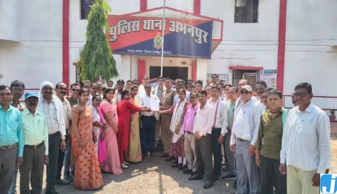 अभनपुर में पंचायत सचिव से मारपीट, सचिव संघ में आक्रोश: गिरफ्तारी की मांग तेज अभनपुर में पंचायत सचिव से मारपीट, सचिव संघ में आक्रोश: गिरफ्तारी की मांग तेज