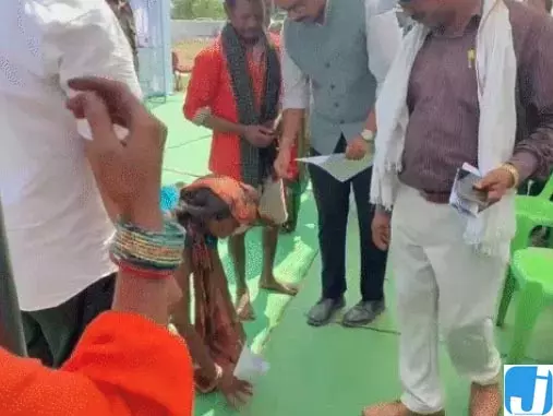 आवास की मांग को लेकर राष्ट्रपति दत्तक पुत्र दंपती ने लगाई गुहार आवास की मांग को लेकर राष्ट्रपति दत्तक पुत्र दंपती ने लगाई गुहार