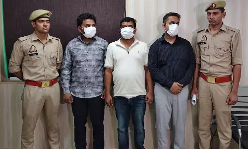 मॉल में ऑफिस खोलकर फर्जी टूर पैकेज का देते थे लालच, 3 ठग गिरफ्तार मॉल में ऑफिस खोलकर फर्जी टूर पैकेज का देते थे लालच, 3 ठग गिरफ्तार