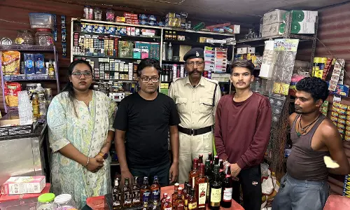 पान ठेले में रायपुर आबकारी टीम की दबिश, महंगी ब्रांड की विदेशी शराब और बीयर जब्त पान ठेले में रायपुर आबकारी टीम की दबिश, महंगी ब्रांड की विदेशी शराब और बीयर जब्त