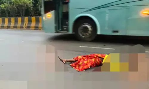 दुर्ग नेशनल हाईवे में ट्रेलर ने एक्टिवा को कुचला, महिला की मौत दुर्ग नेशनल हाईवे में ट्रेलर ने एक्टिवा को कुचला, महिला की मौत