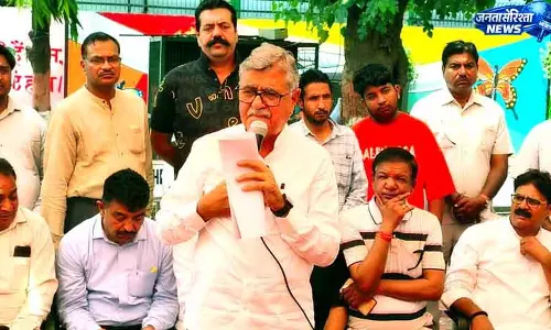 Rohtak के सफाई कर्मचारियों के आंदोलन को कांग्रेस का समर्थन मिला Rohtak के सफाई कर्मचारियों के आंदोलन को कांग्रेस का समर्थन मिला