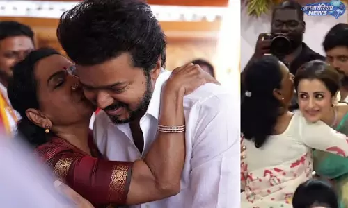 Tamil Nadu : सी. जोसेफ विजय की मां का इमोशनल पल वायरल Tamil Nadu : सी. जोसेफ विजय की मां का इमोशनल पल वायरल