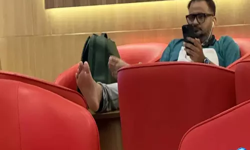 एयरपोर्ट विवाद: पैर टेबल पर रखने से भारतीय यात्री को मिली ऑनलाइन आलोचना – VIDEO