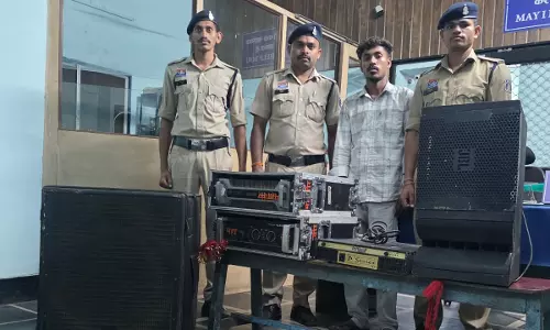 रात में तेज आवाज में साउंड बजाने वाले संचालक का DJ जब्त रात में तेज आवाज में साउंड बजाने वाले संचालक का DJ जब्त