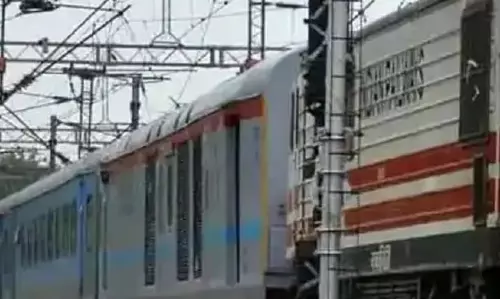 3 ट्रेनों में पथराव, यात्रियों में मची अफरा-तफरी 3 ट्रेनों में पथराव, यात्रियों में मची अफरा-तफरी