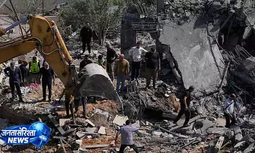 Israeli हमलों में बेरूत के पास 4, दक्षिण में 13 की मौत Israeli हमलों में बेरूत के पास 4, दक्षिण में 13 की मौत