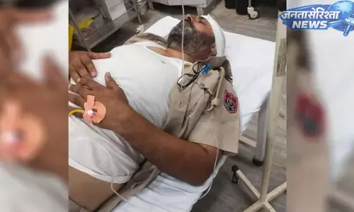 नशा तस्कर के घर छापेमारी के दौरान पुलिस टीम पर हमला, ASI सहित दो घायल