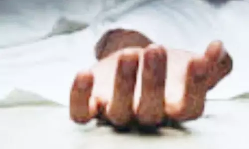 हत्या कहीं और सड़क किनारे खेत में लाश फेंककर कातिल फरार हत्या कहीं और सड़क किनारे खेत में लाश फेंककर कातिल फरार