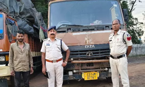 माजदा वाहनों को पुलिस ने पकड़ा, 31 लाख की कबाड़ जब्त माजदा वाहनों को पुलिस ने पकड़ा, 31 लाख की कबाड़ जब्त