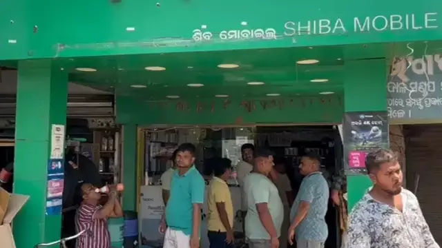 Subarnapur में देर रात डकैती! बदमाशों ने दुकान से 47 महंगे मोबाइल फोन और कैश लूटे
