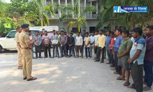 29 संदिग्ध कबाड़ी और फेरीवाले गिरफ्तार, पुलिस ने वेरिफिकेशन कराने की चेतावनी दी 29 संदिग्ध कबाड़ी और फेरीवाले गिरफ्तार, पुलिस ने वेरिफिकेशन कराने की चेतावनी दी