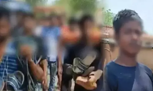 जूते-चप्पल की माला पहनाकर 2 लड़कों को किया अपमानित, चोरी के आरोप में गली में घुमाया जूते-चप्पल की माला पहनाकर 2 लड़कों को किया अपमानित, चोरी के आरोप में गली में घुमाया