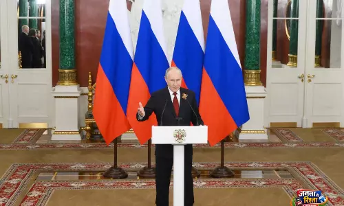 किसी तीसरे देश में मिल सकते हैं: Putin ने पहली बार रूस के बाहर ज़ेलेंस्की से मिलने की इच्छा जताई किसी तीसरे देश में मिल सकते हैं: Putin ने पहली बार रूस के बाहर ज़ेलेंस्की से मिलने की इच्छा जताई