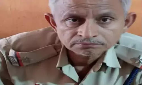 पुलिस अधिकारी 20 हजार की रिश्वत लेते गिरफ्तार