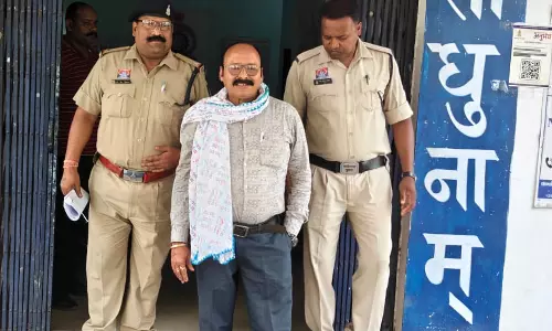 रेप केस में जेल भेजने की धमकी देकर 40 हजार की अवैध मांग, ब्लैकमेलर गिरफ्तार रेप केस में जेल भेजने की धमकी देकर 40 हजार की अवैध मांग, ब्लैकमेलर गिरफ्तार