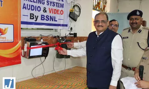 मदर्स डे पर महिला जेल रायपुर की बंदिनियों को मिला वीडियो कॉलिंग का तोहफा मदर्स डे पर महिला जेल रायपुर की बंदिनियों को मिला वीडियो कॉलिंग का तोहफा