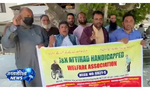 Kashmir: विरोध प्रदर्शन में दर्जनों कार्यकर्ता और सदस्य शामिल Kashmir: विरोध प्रदर्शन में दर्जनों कार्यकर्ता और सदस्य शामिल