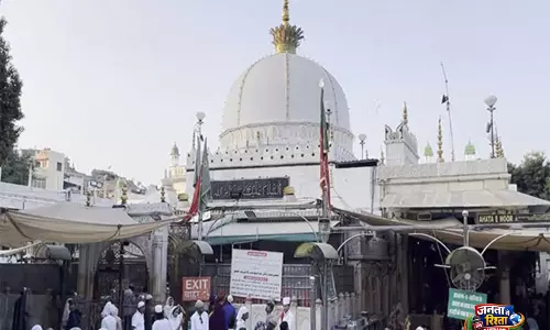 अजमेर दरगाह में युवक कड़ाहे में कूदा, CCTV में कैद हुई घटना अजमेर दरगाह में युवक कड़ाहे में कूदा, CCTV में कैद हुई घटना