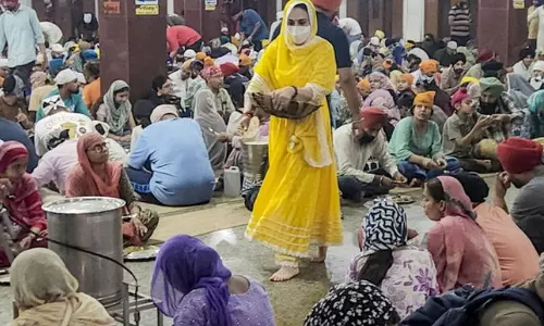 Amritsar: टीम की जीत की कामना लेकर दरबार साहिब पहुंचीं प्रीति जिंटा Amritsar: टीम की जीत की कामना लेकर दरबार साहिब पहुंचीं प्रीति जिंटा