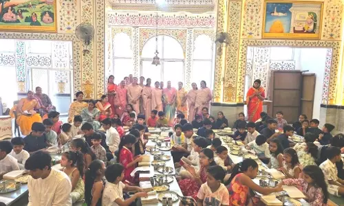 वीतराग महिला मंडल द्वारा मातृत्व दिवस पर छोटे बच्चों को दिए धार्मिक संस्कार