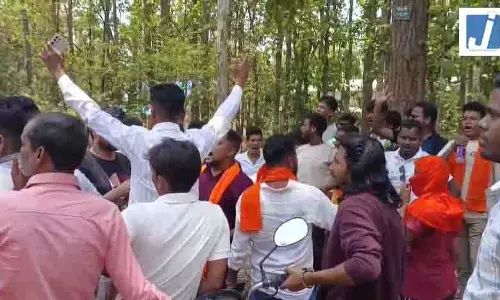 महिला की मौत के बाद अंतिम संस्कार पर हंगामा, पुलिस आई, फिर... महिला की मौत के बाद अंतिम संस्कार पर हंगामा, पुलिस आई, फिर...