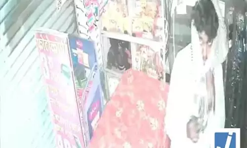 चोर ने तीन दुकानों पर धावा बोला, पूरी घटना CCTV कैमरे में कैद, चोरी देख मालिक के उड़े होश चोर ने तीन दुकानों पर धावा बोला, पूरी घटना CCTV कैमरे में कैद, चोरी देख मालिक के उड़े होश